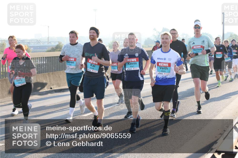 03.10.2025 - Köhlbrandbrückenlauf Lena Gebhardt http://msf.ph/oto/9065559 03.10.2025 09:22:38 Position 1 1807, 3048, 1782, 2054, 3047, 3049, 2449 meine-sportfotos.de