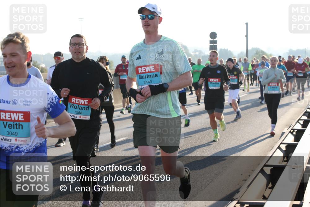 03.10.2025 - Köhlbrandbrückenlauf Lena Gebhardt http://msf.ph/oto/9065596 03.10.2025 09:22:39 Position 1 3049, 1588, 2449 meine-sportfotos.de