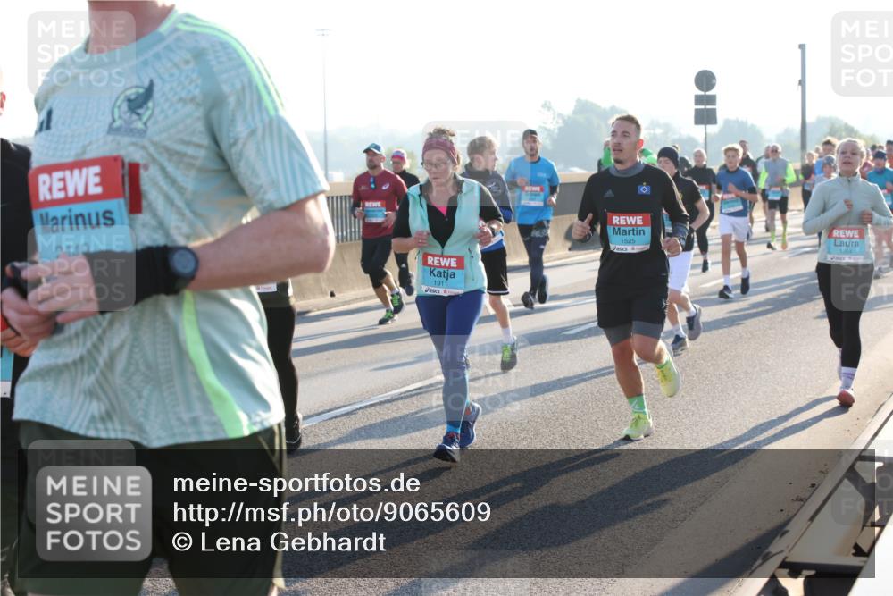 03.10.2025 - Köhlbrandbrückenlauf Lena Gebhardt http://msf.ph/oto/9065609 03.10.2025 09:22:40 Position 1 440, 1911, 1525, 1954 meine-sportfotos.de