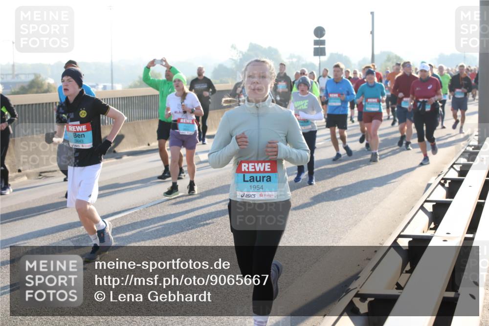 03.10.2025 - Köhlbrandbrückenlauf Lena Gebhardt http://msf.ph/oto/9065667 03.10.2025 09:22:42 Position 1 3643, 1954 meine-sportfotos.de