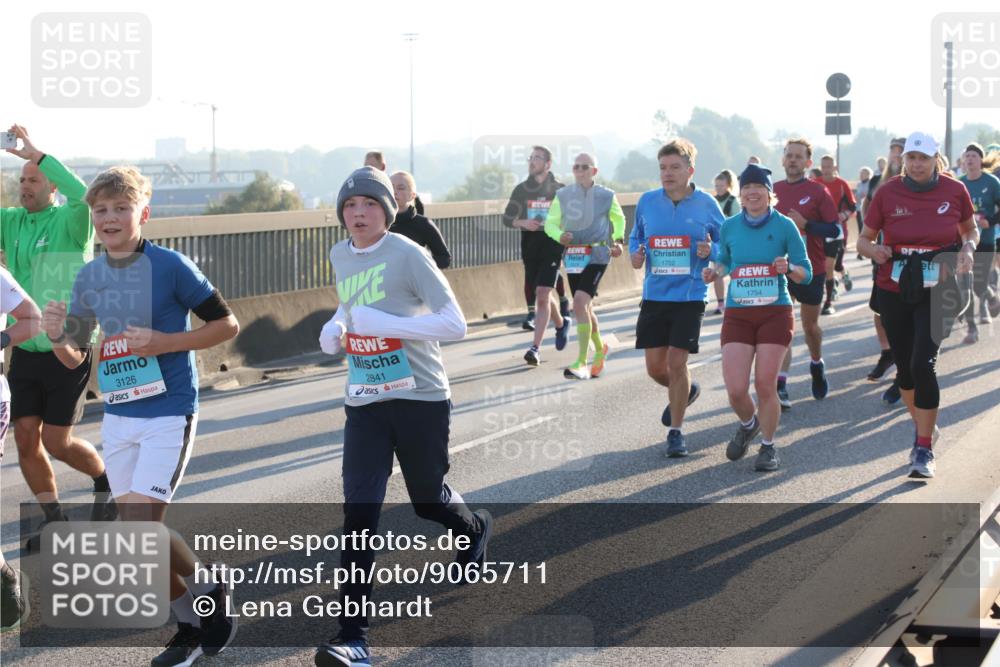 03.10.2025 - Köhlbrandbrückenlauf Lena Gebhardt http://msf.ph/oto/9065711 03.10.2025 09:22:44 Position 1 3126, 2841, 1752, 1754 meine-sportfotos.de