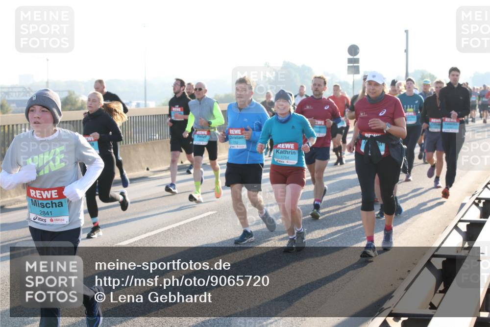 03.10.2025 - Köhlbrandbrückenlauf Lena Gebhardt http://msf.ph/oto/9065720 03.10.2025 09:22:45 Position 1 2841, 1752, 1754 meine-sportfotos.de