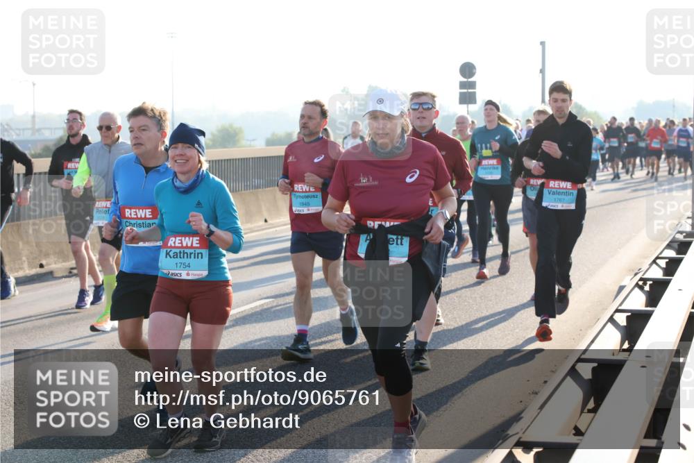 03.10.2025 - Köhlbrandbrückenlauf Lena Gebhardt http://msf.ph/oto/9065761 03.10.2025 09:22:46 Position 1 1754, 1945, 1767 meine-sportfotos.de