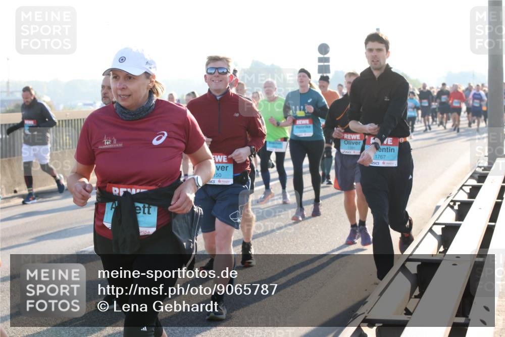 03.10.2025 - Köhlbrandbrückenlauf Lena Gebhardt http://msf.ph/oto/9065787 03.10.2025 09:22:46 Position 1 50, 1391, 1767, 0 meine-sportfotos.de