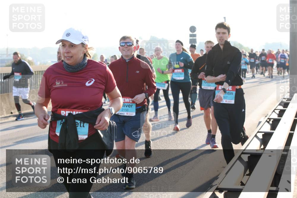 03.10.2025 - Köhlbrandbrückenlauf Lena Gebhardt http://msf.ph/oto/9065789 03.10.2025 09:22:46 Position 1 2150, 1391, 767 meine-sportfotos.de