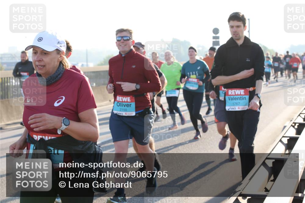 03.10.2025 - Köhlbrandbrückenlauf Lena Gebhardt http://msf.ph/oto/9065795 03.10.2025 09:22:47 Position 1 2150, 1767 meine-sportfotos.de