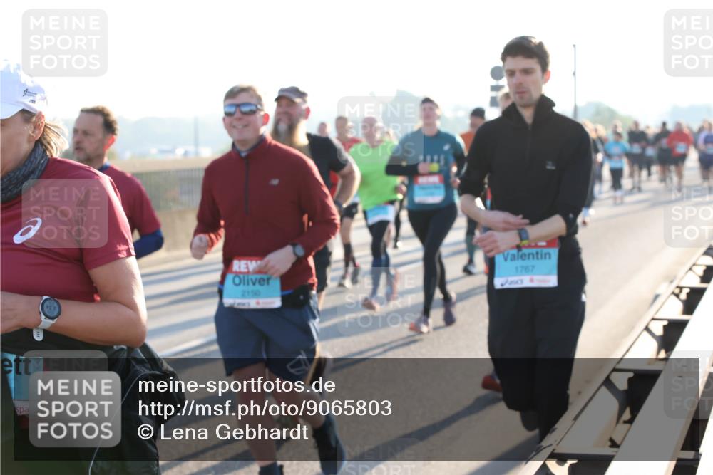 03.10.2025 - Köhlbrandbrückenlauf Lena Gebhardt http://msf.ph/oto/9065803 03.10.2025 09:22:47 Position 1 2150, 1767 meine-sportfotos.de