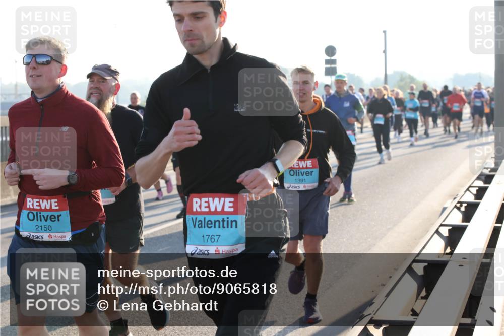 03.10.2025 - Köhlbrandbrückenlauf Lena Gebhardt http://msf.ph/oto/9065818 03.10.2025 09:22:47 Position 1 2150, 1767, 1391 meine-sportfotos.de