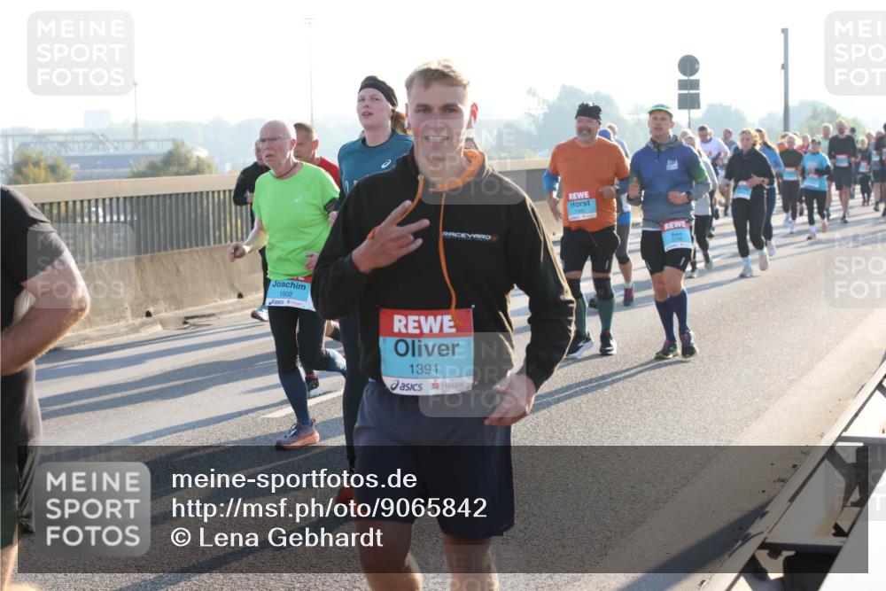 03.10.2025 - Köhlbrandbrückenlauf Lena Gebhardt http://msf.ph/oto/9065842 03.10.2025 09:22:48 Position 1 1802, 1391 meine-sportfotos.de
