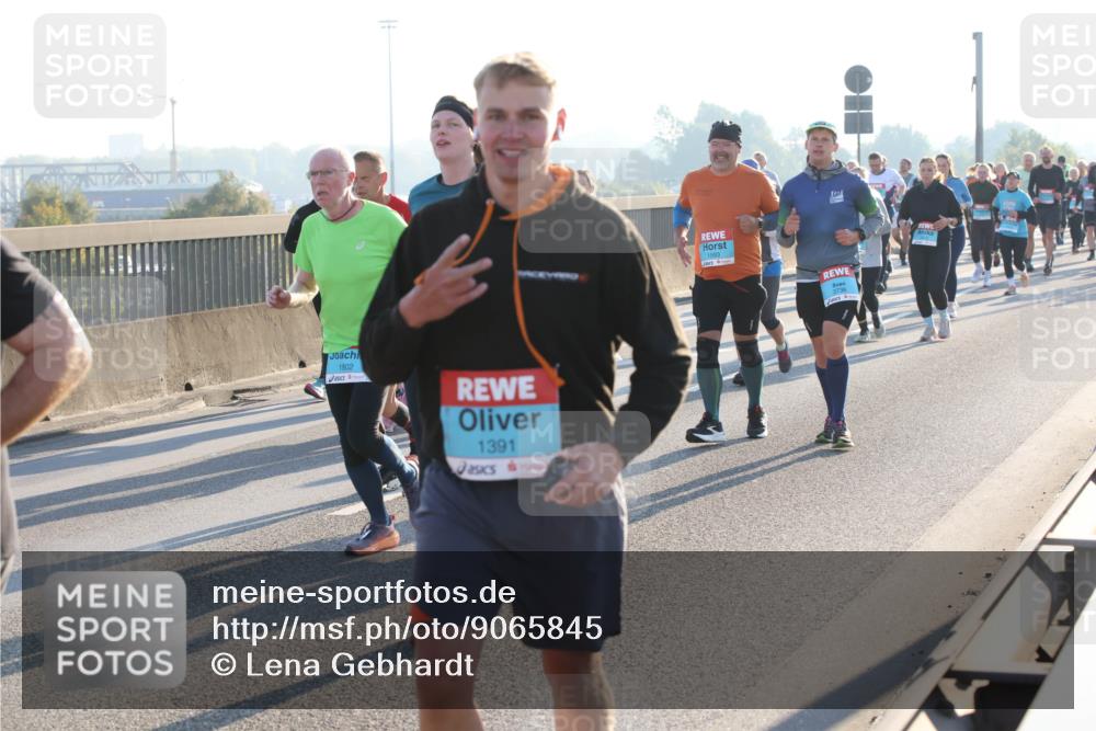 03.10.2025 - Köhlbrandbrückenlauf Lena Gebhardt http://msf.ph/oto/9065845 03.10.2025 09:22:48 Position 1 1802, 1391, 1593, 3736 meine-sportfotos.de