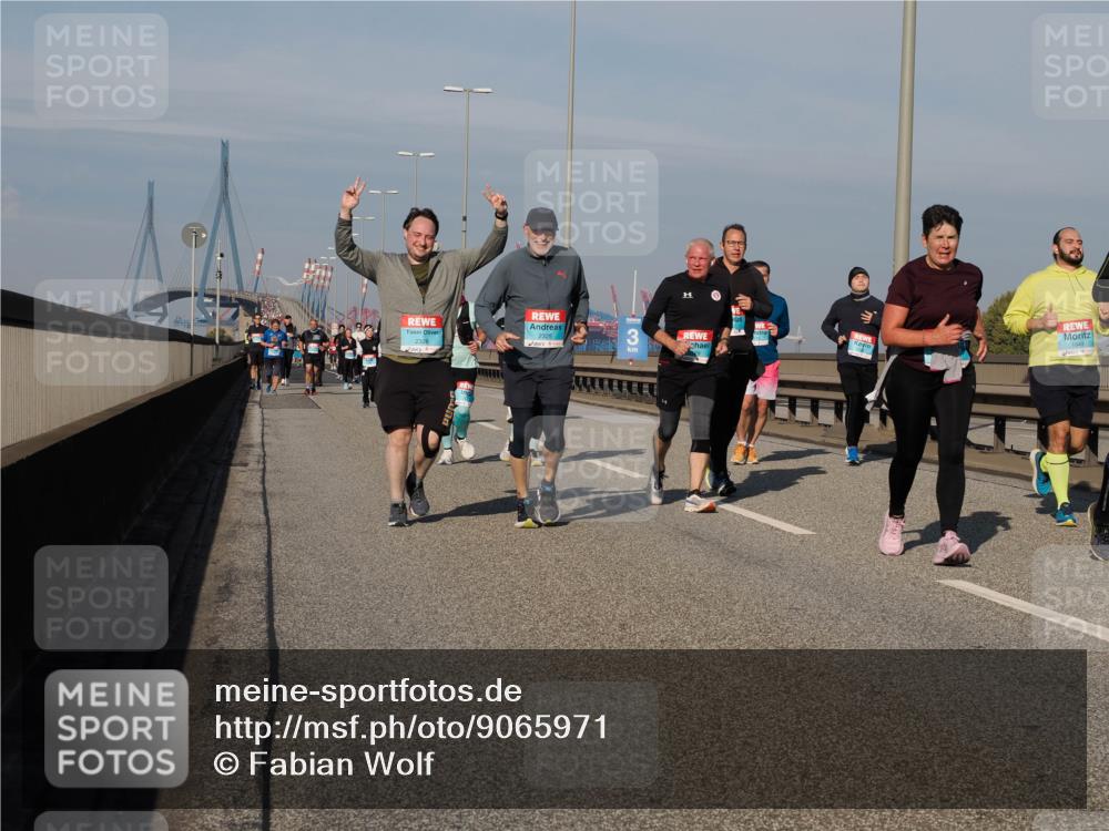 03.10.2025 - Köhlbrandbrückenlauf Fabian Wolf http://msf.ph/oto/9065971 03.10.2025 10:09:02 Position 3 2325, 3, 2326, 1949 meine-sportfotos.de