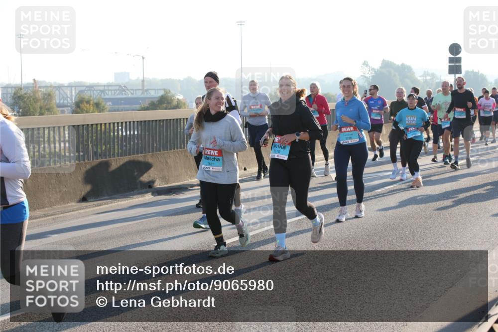 03.10.2025 - Köhlbrandbrückenlauf Lena Gebhardt http://msf.ph/oto/9065980 03.10.2025 09:22:52 Position 1 1831, 2670 meine-sportfotos.de