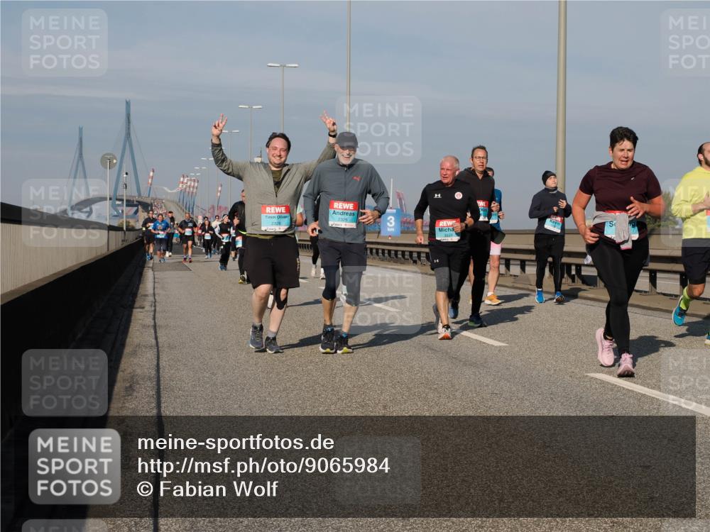 03.10.2025 - Köhlbrandbrückenlauf Fabian Wolf http://msf.ph/oto/9065984 03.10.2025 10:09:02 Position 3 2326, 2325, 3129 meine-sportfotos.de