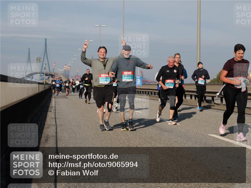 03.10.2025 - Köhlbrandbrückenlauf Fabian Wolf http://msf.ph/oto/9065994 03.10.2025 10:09:02 Position 3 2326, 2325, 3129 meine-sportfotos.de