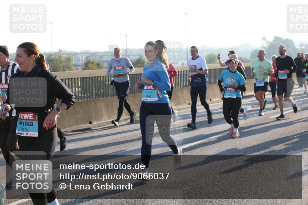 03.10.2025 - Köhlbrandbrückenlauf Lena Gebhardt http://msf.ph/oto/9066037 03.10.2025 09:22:54 Position 1 2670, 3788 meine-sportfotos.de