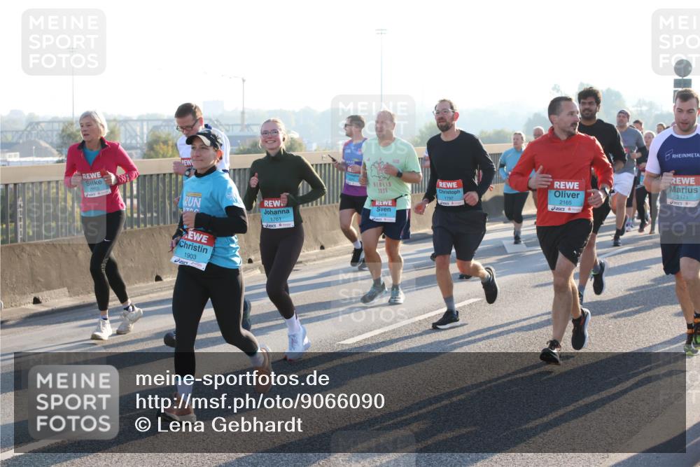 03.10.2025 - Köhlbrandbrückenlauf Lena Gebhardt http://msf.ph/oto/9066090 03.10.2025 09:22:56 Position 1 1903, 1761, 2025, 3416, 1797, 2165, 2171 meine-sportfotos.de