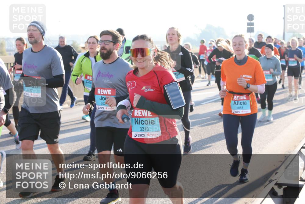 03.10.2025 - Köhlbrandbrückenlauf Lena Gebhardt http://msf.ph/oto/9066256 03.10.2025 09:23:01 Position 1 3027, 17, 3020, 3310, 90, 1858 meine-sportfotos.de