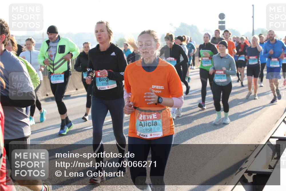 03.10.2025 - Köhlbrandbrückenlauf Lena Gebhardt http://msf.ph/oto/9066271 03.10.2025 09:23:02 Position 1 2758, 1858 meine-sportfotos.de