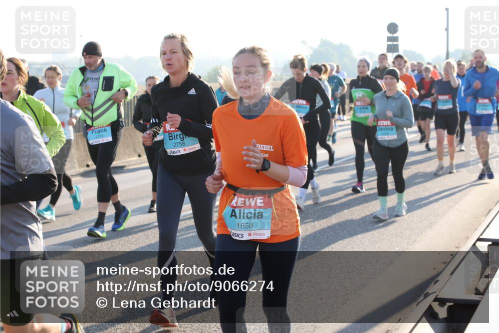 03.10.2025 - Köhlbrandbrückenlauf Lena Gebhardt http://msf.ph/oto/9066274 03.10.2025 09:23:02 Position 1 2724, 2758, 1858, 1479 meine-sportfotos.de