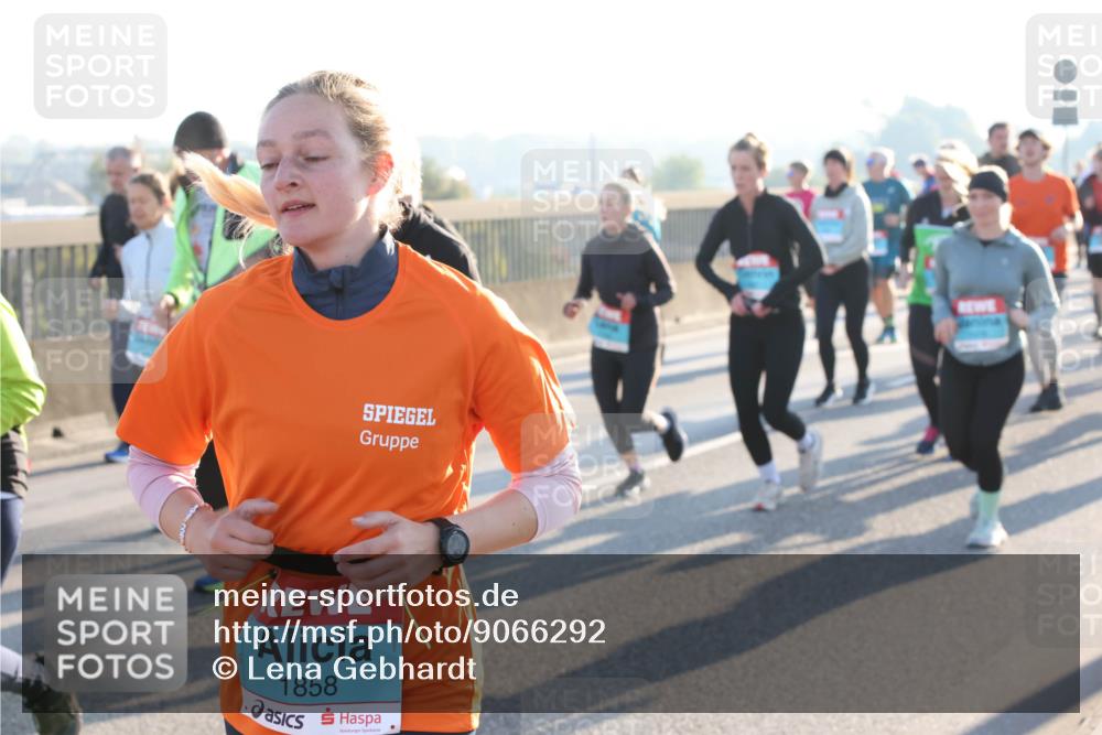 03.10.2025 - Köhlbrandbrückenlauf Lena Gebhardt http://msf.ph/oto/9066292 03.10.2025 09:23:03 Position 1 1858 meine-sportfotos.de