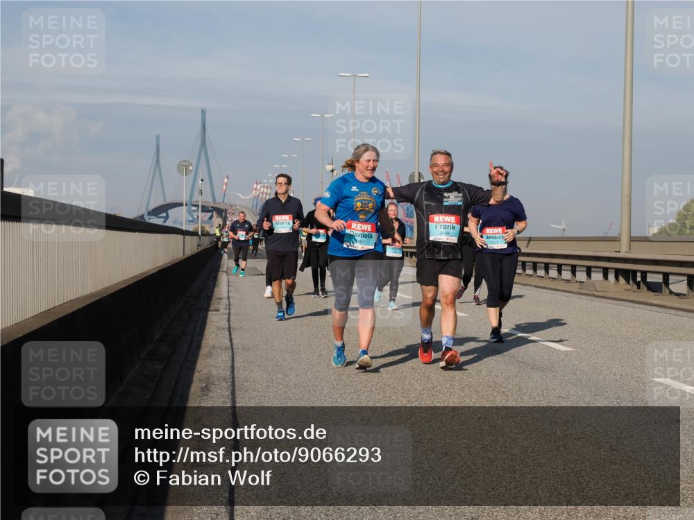 03.10.2025 - Köhlbrandbrückenlauf Fabian Wolf http://msf.ph/oto/9066293 03.10.2025 10:09:18 Position 3 497, 2498, 2339 meine-sportfotos.de