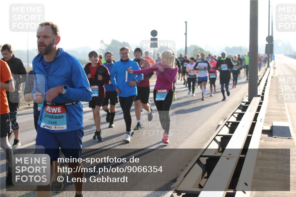 03.10.2025 - Köhlbrandbrückenlauf Lena Gebhardt http://msf.ph/oto/9066354 03.10.2025 09:23:05 Position 1 2448 meine-sportfotos.de