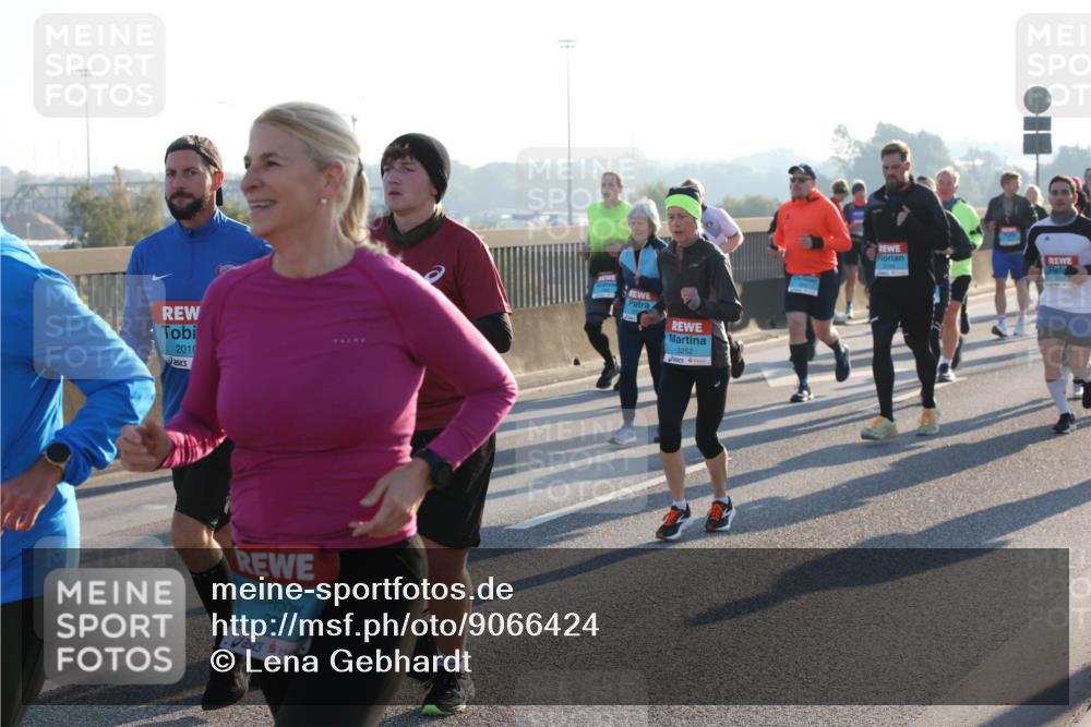 03.10.2025 - Köhlbrandbrückenlauf Lena Gebhardt http://msf.ph/oto/9066424 03.10.2025 09:23:08 Position 1 2010, 3783, 3252 meine-sportfotos.de