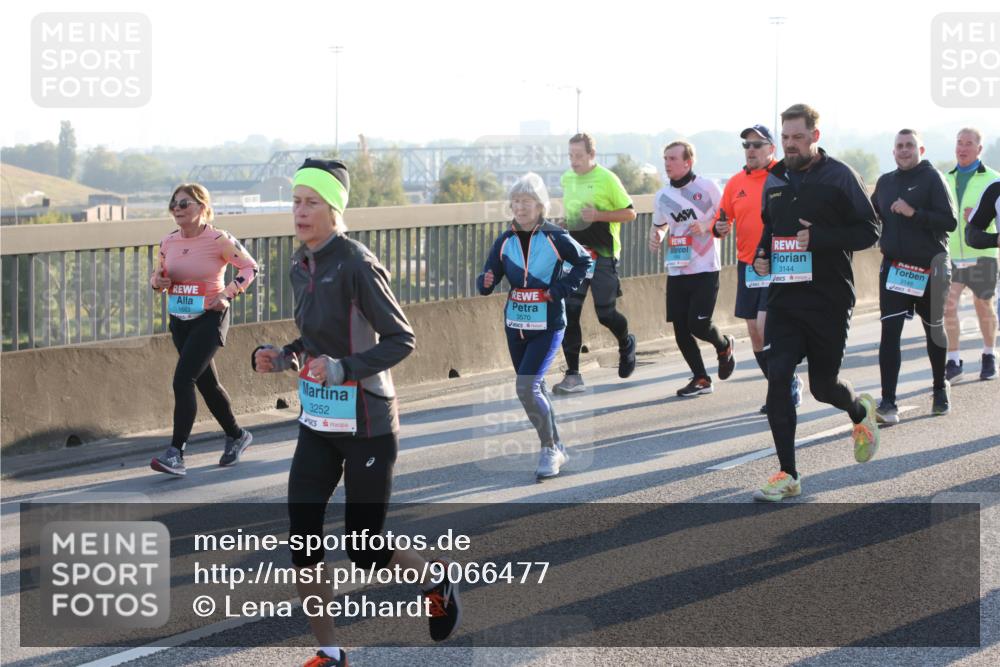 03.10.2025 - Köhlbrandbrückenlauf Lena Gebhardt http://msf.ph/oto/9066477 03.10.2025 09:23:10 Position 1 1683, 3252, 3570, 3144, 3148 meine-sportfotos.de