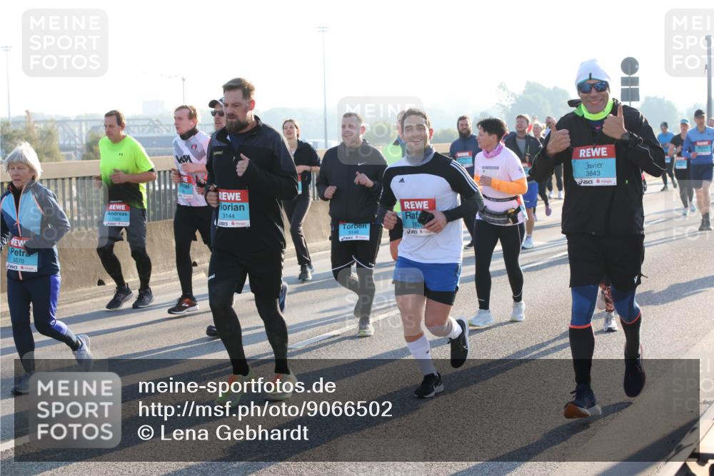 03.10.2025 - Köhlbrandbrückenlauf Lena Gebhardt http://msf.ph/oto/9066502 03.10.2025 09:23:10 Position 1 3570, 3144, 3148, 3843 meine-sportfotos.de