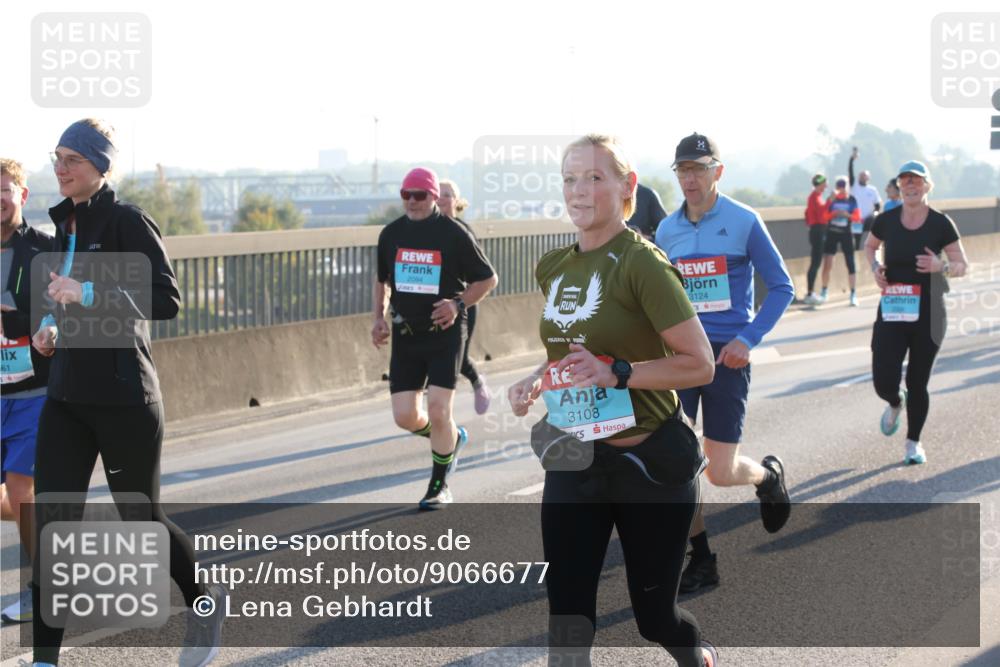 03.10.2025 - Köhlbrandbrückenlauf Lena Gebhardt http://msf.ph/oto/9066677 03.10.2025 09:23:15 Position 1 61, 56, 2094, 3124, 3, 3108 meine-sportfotos.de