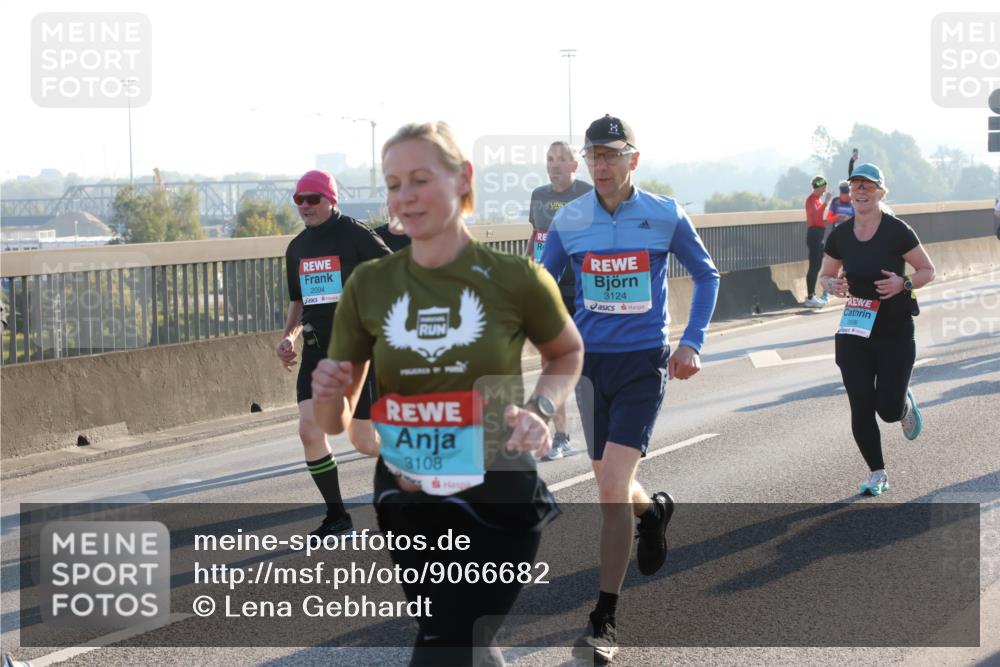 03.10.2025 - Köhlbrandbrückenlauf Lena Gebhardt http://msf.ph/oto/9066682 03.10.2025 09:23:15 Position 1 2094, 3108, 3124, 2006 meine-sportfotos.de