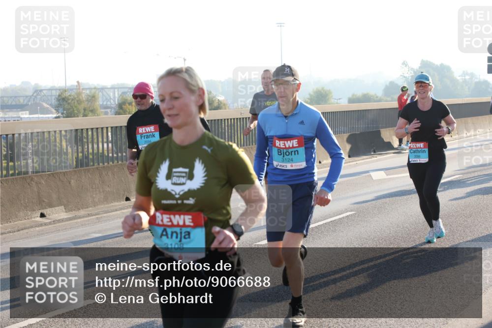 03.10.2025 - Köhlbrandbrückenlauf Lena Gebhardt http://msf.ph/oto/9066688 03.10.2025 09:23:15 Position 1 2094, 3124, 2006, 3108 meine-sportfotos.de