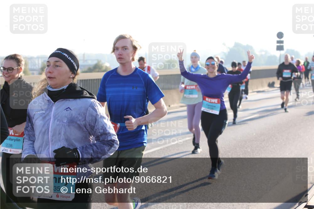 03.10.2025 - Köhlbrandbrückenlauf Lena Gebhardt http://msf.ph/oto/9066821 03.10.2025 09:23:22 Position 1 3538, 3535 meine-sportfotos.de