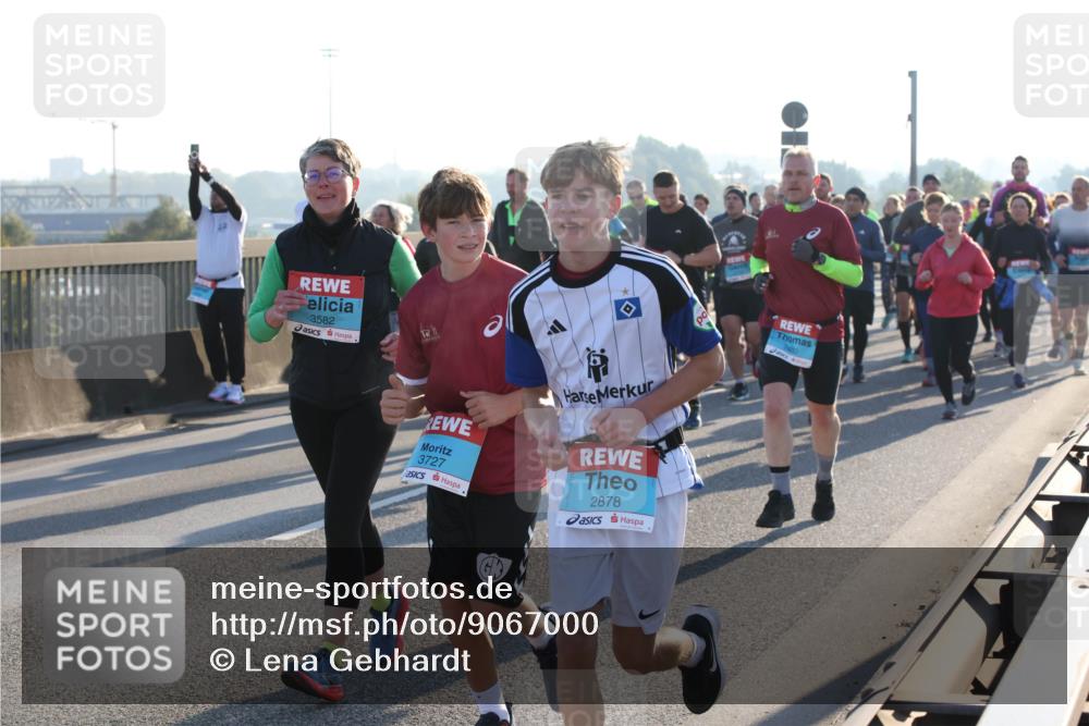 03.10.2025 - Köhlbrandbrückenlauf Lena Gebhardt http://msf.ph/oto/9067000 03.10.2025 09:23:31 Position 1 3582, 3727, 2878 meine-sportfotos.de