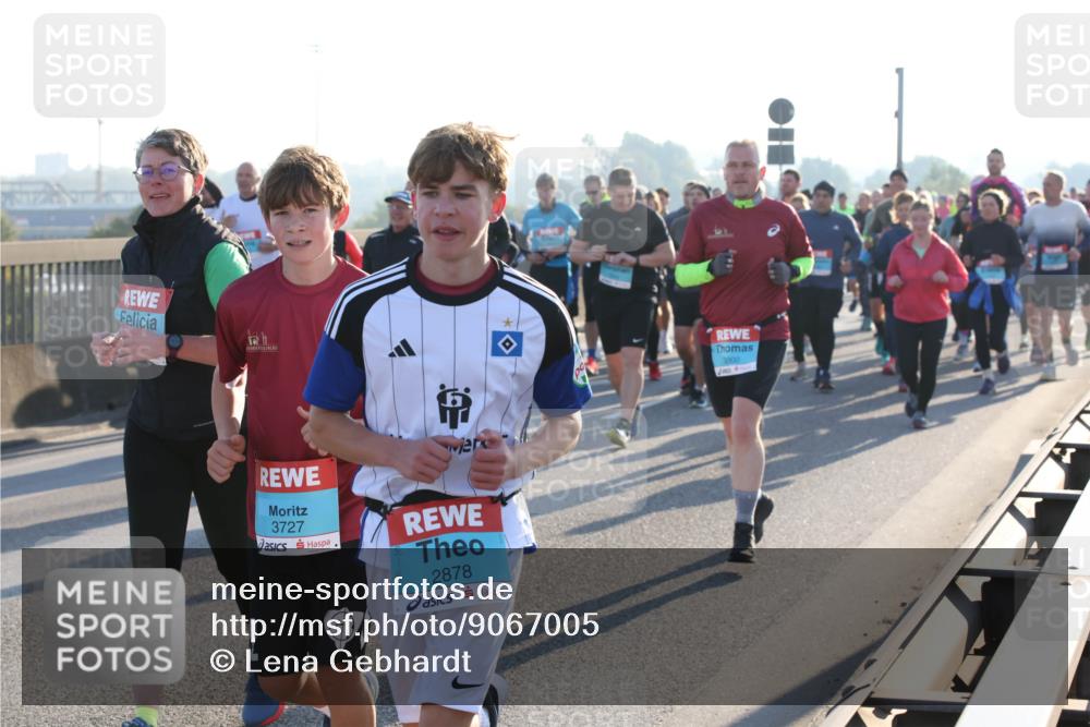 03.10.2025 - Köhlbrandbrückenlauf Lena Gebhardt http://msf.ph/oto/9067005 03.10.2025 09:23:31 Position 1 3727, 2878, 1800 meine-sportfotos.de