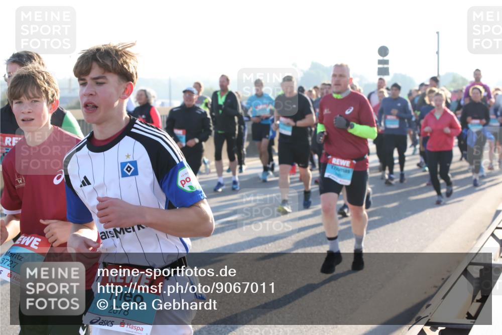 03.10.2025 - Köhlbrandbrückenlauf Lena Gebhardt http://msf.ph/oto/9067011 03.10.2025 09:23:32 Position 1 3727, 2878 meine-sportfotos.de