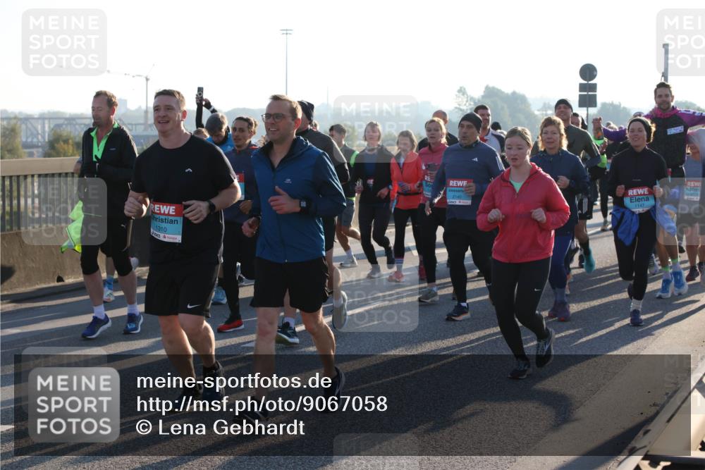 03.10.2025 - Köhlbrandbrückenlauf Lena Gebhardt http://msf.ph/oto/9067058 03.10.2025 09:23:34 Position 1 1310, 1147, 2140 meine-sportfotos.de