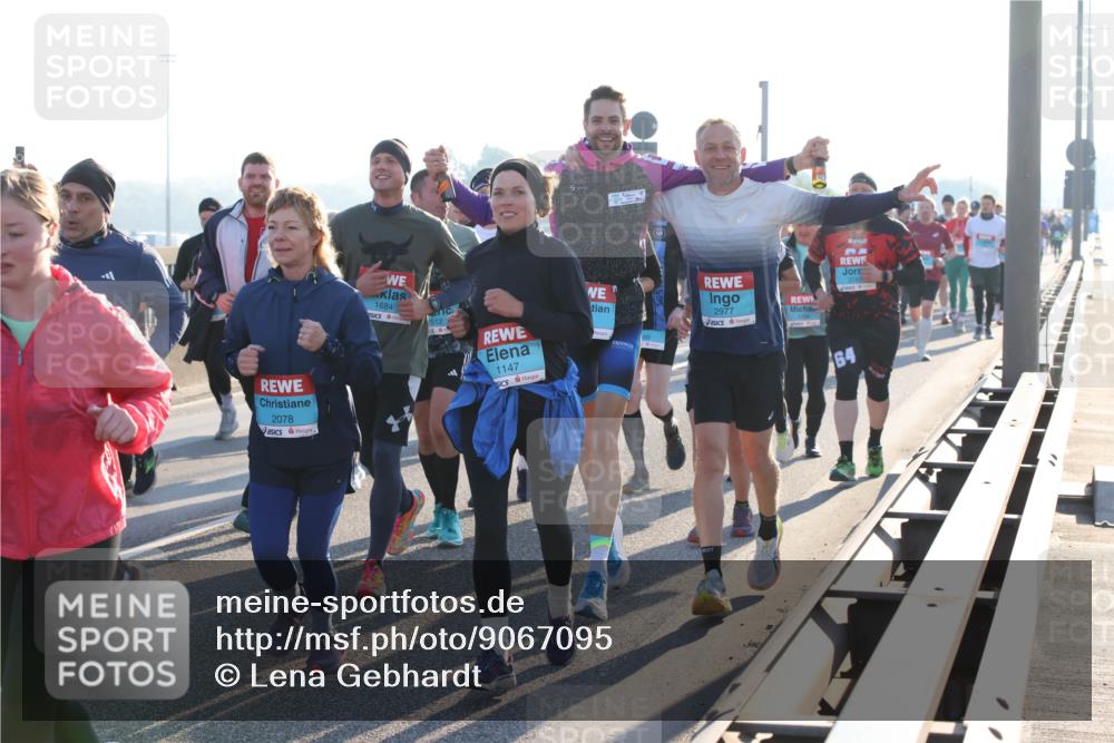 03.10.2025 - Köhlbrandbrückenlauf Lena Gebhardt http://msf.ph/oto/9067095 03.10.2025 09:23:35 Position 1 2078, 1684, 512, 1147, 2977, 64 meine-sportfotos.de