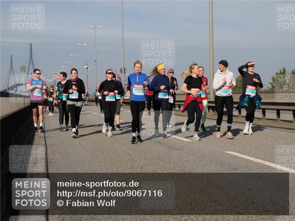 03.10.2025 - Köhlbrandbrückenlauf Fabian Wolf http://msf.ph/oto/9067116 03.10.2025 10:10:03 Position 3 3367, 3745, 2966 meine-sportfotos.de