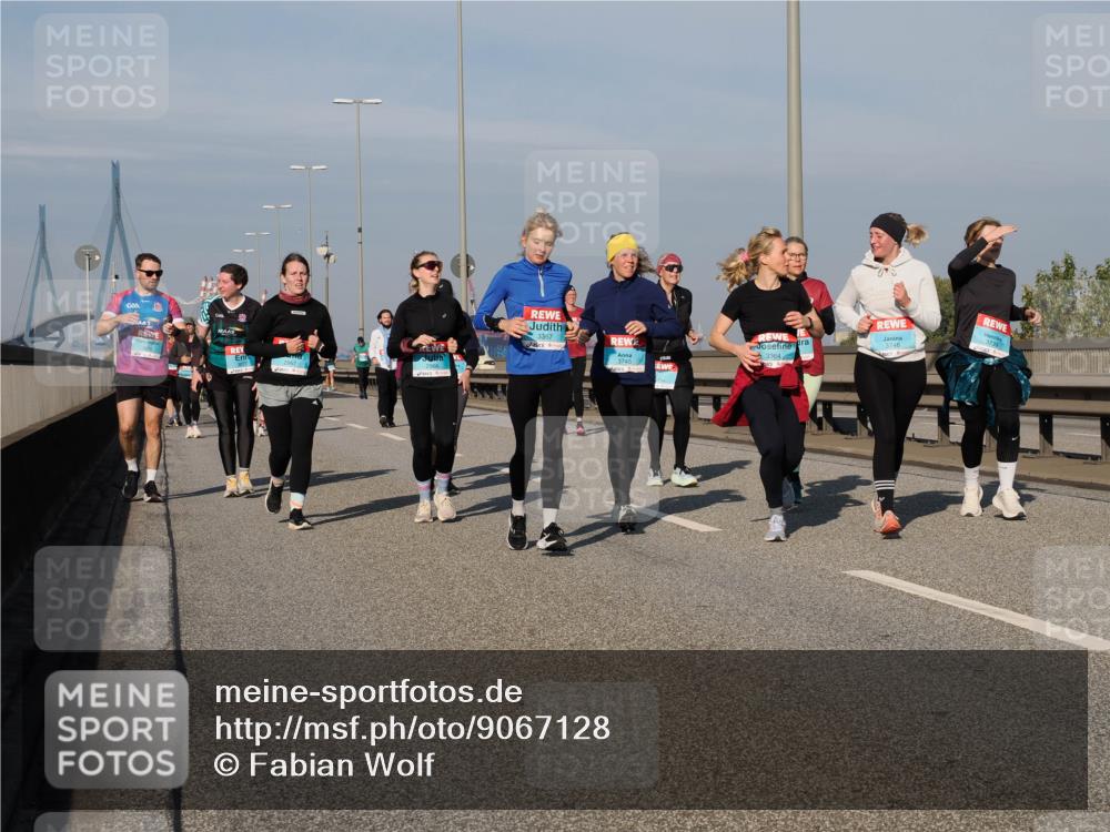 03.10.2025 - Köhlbrandbrückenlauf Fabian Wolf http://msf.ph/oto/9067128 03.10.2025 10:10:03 Position 3 3367, 3364 meine-sportfotos.de