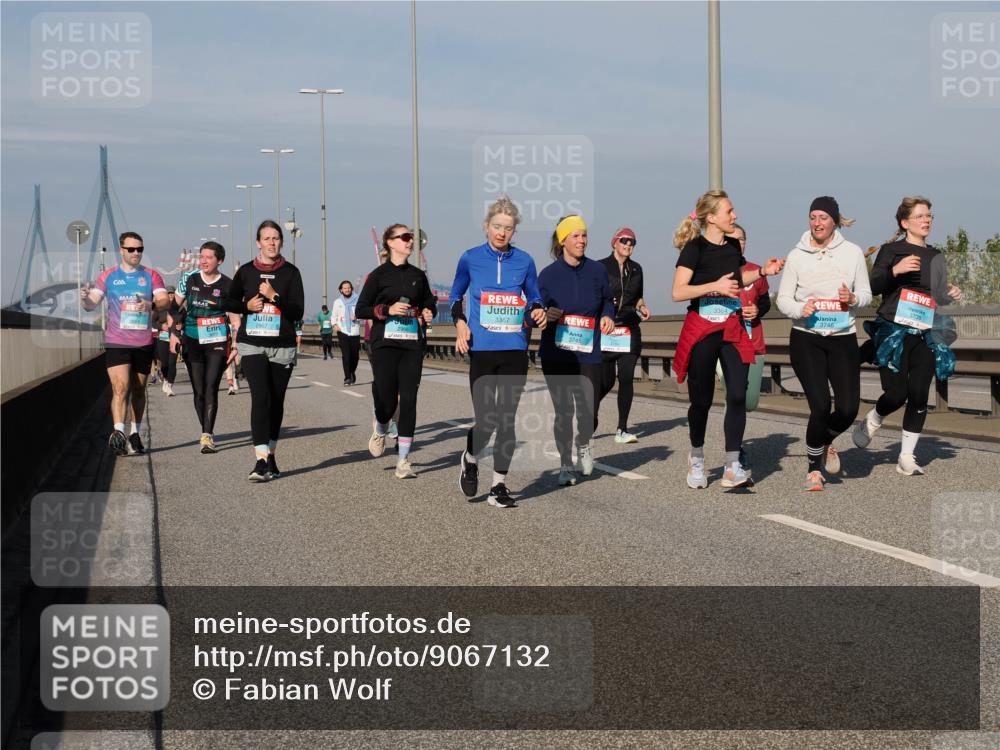 03.10.2025 - Köhlbrandbrückenlauf Fabian Wolf http://msf.ph/oto/9067132 03.10.2025 10:10:04 Position 3 3367, 3745, 2967, 3364, 3746 meine-sportfotos.de