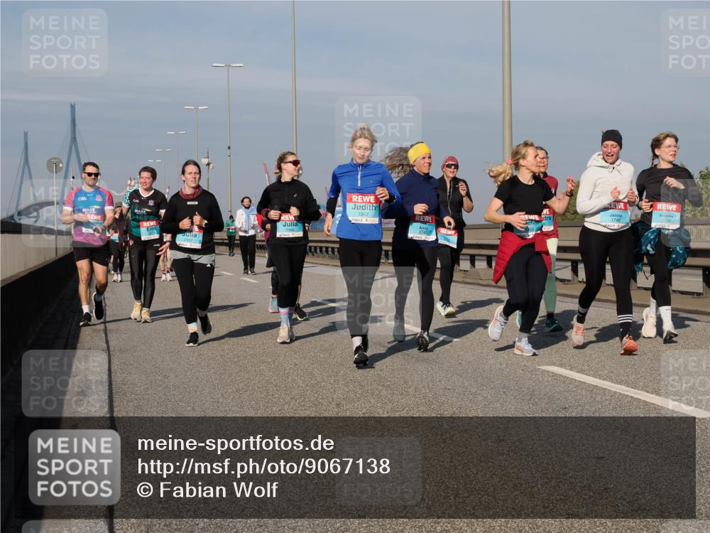 03.10.2025 - Köhlbrandbrückenlauf Fabian Wolf http://msf.ph/oto/9067138 03.10.2025 10:10:04 Position 3 2967, 3367, 3745, 3739, 3746, 10 meine-sportfotos.de