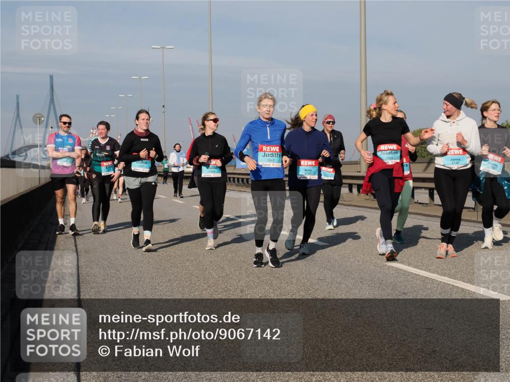 03.10.2025 - Köhlbrandbrückenlauf Fabian Wolf http://msf.ph/oto/9067142 03.10.2025 10:10:04 Position 3 2967, 2966, 3367, 3364, 3745, 3746, 3739 meine-sportfotos.de