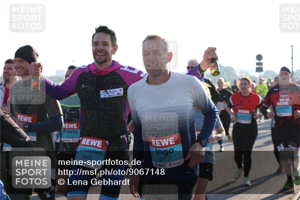03.10.2025 - Köhlbrandbrückenlauf Lena Gebhardt http://msf.ph/oto/9067148 03.10.2025 09:23:37 Position 1 2512, 2969, 2977 meine-sportfotos.de