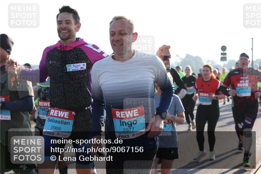 03.10.2025 - Köhlbrandbrückenlauf Lena Gebhardt http://msf.ph/oto/9067156 03.10.2025 09:23:37 Position 1 2, 384, 2512, 2969, 3, 2977, 3713 meine-sportfotos.de