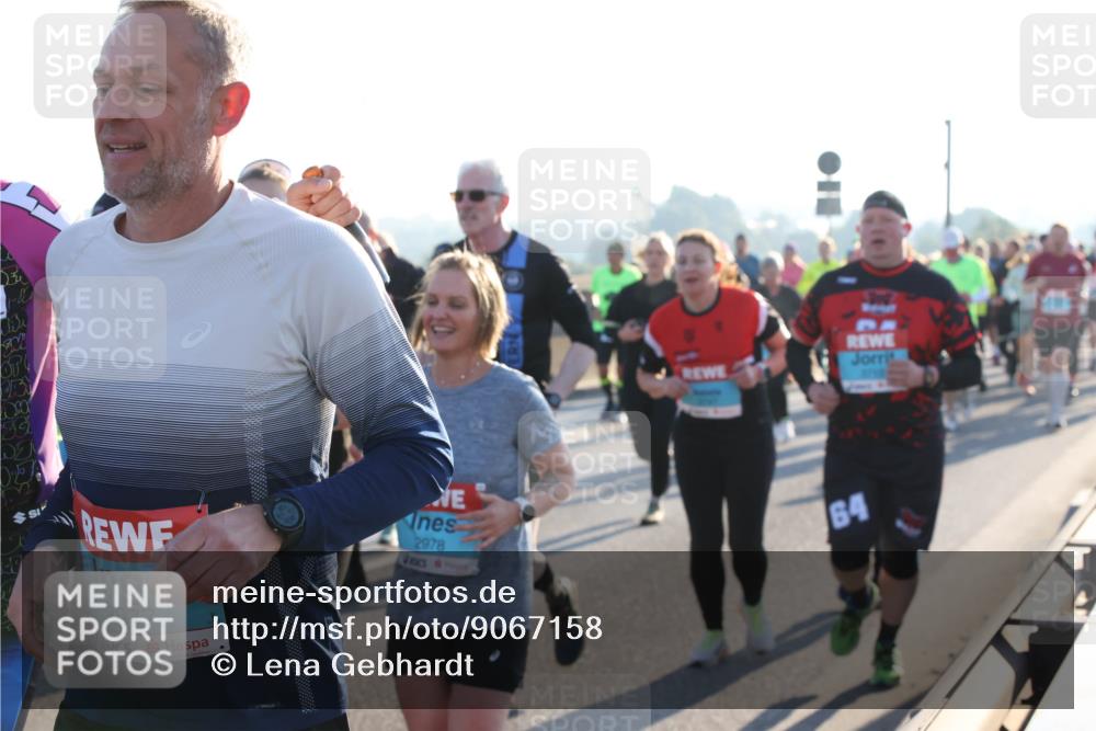 03.10.2025 - Köhlbrandbrückenlauf Lena Gebhardt http://msf.ph/oto/9067158 03.10.2025 09:23:38 Position 1 2977, 2978, 64 meine-sportfotos.de