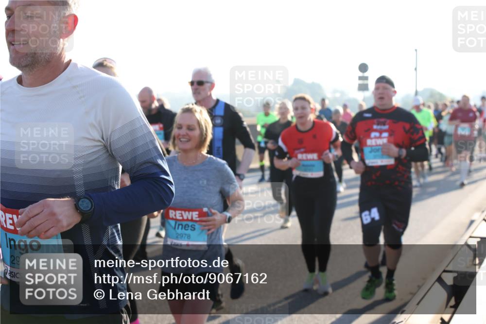 03.10.2025 - Köhlbrandbrückenlauf Lena Gebhardt http://msf.ph/oto/9067162 03.10.2025 09:23:38 Position 1 2977, 2978, 64 meine-sportfotos.de