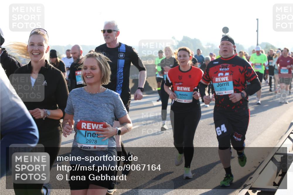 03.10.2025 - Köhlbrandbrückenlauf Lena Gebhardt http://msf.ph/oto/9067164 03.10.2025 09:23:38 Position 1 2978, 3747, 3713, 64 meine-sportfotos.de