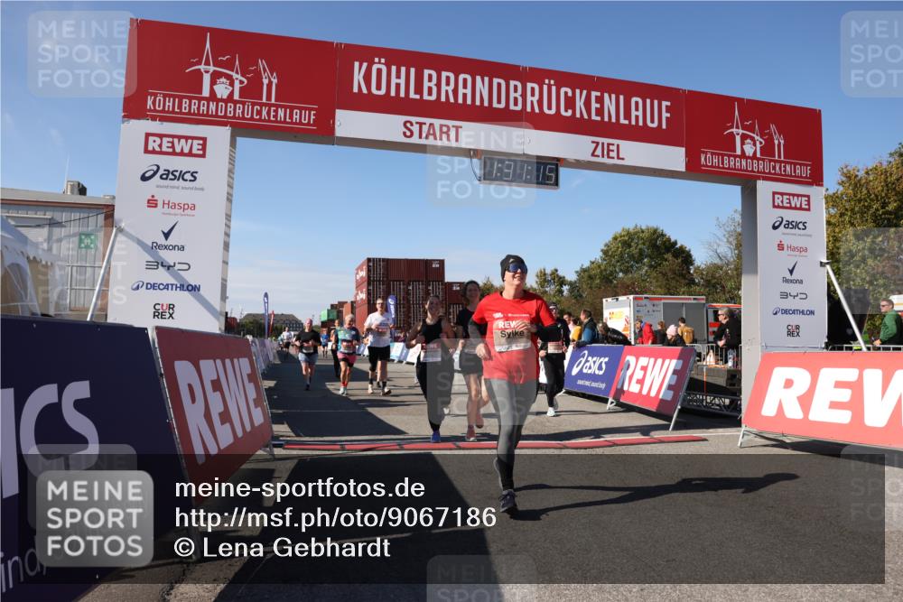 03.10.2025 - Köhlbrandbrückenlauf Lena Gebhardt http://msf.ph/oto/9067186 03.10.2025 13:31:15 Ziel 4800, 4967, 5030, 5310, 5362, 5378, 5772, 5773, 6242, 6243, 6375, 6559, 6731 meine-sportfotos.de