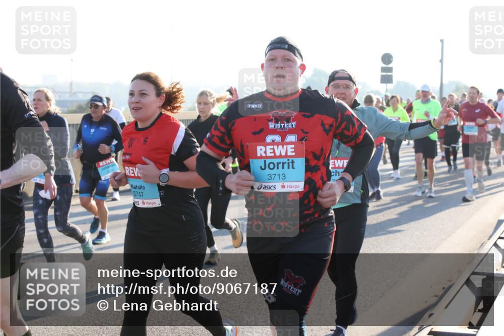 03.10.2025 - Köhlbrandbrückenlauf Lena Gebhardt http://msf.ph/oto/9067187 03.10.2025 09:23:39 Position 1 3747, 3713, 70 meine-sportfotos.de